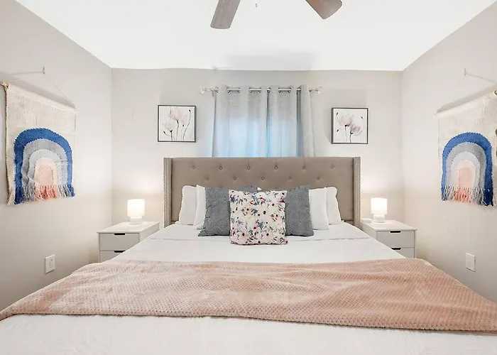 * Lux Modern Retreat * Downtown * King Beds *