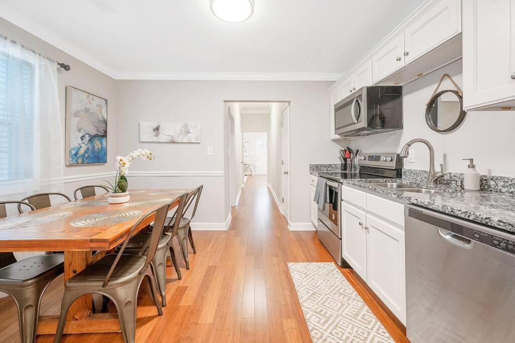* Lux Modern Retreat * Downtown * King Beds * *