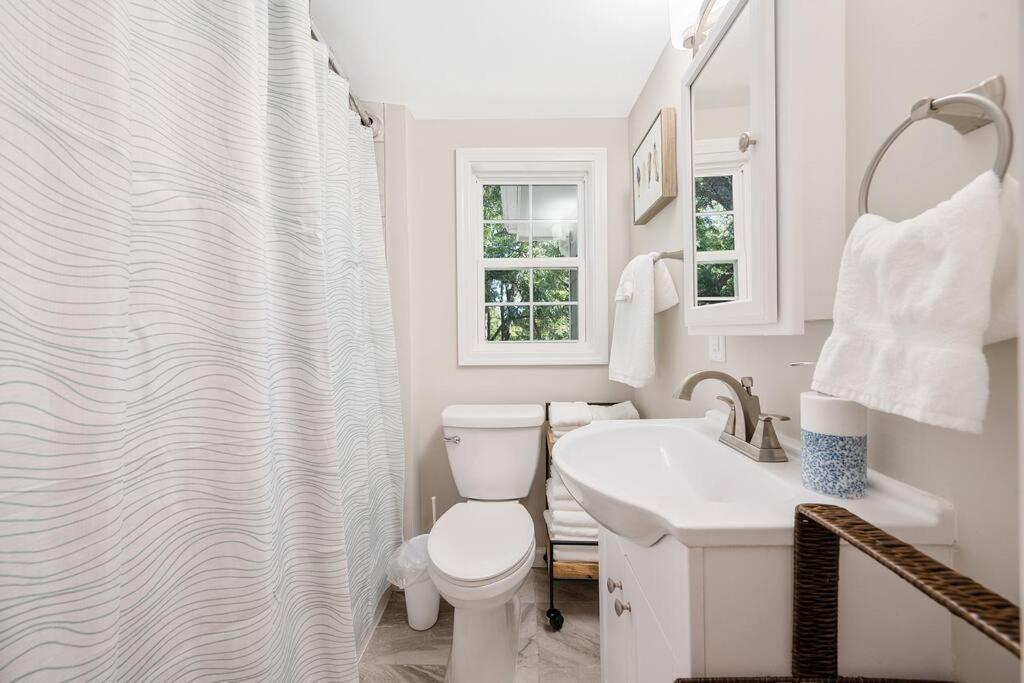 * Lux Modern Retreat * Downtown * King Beds * *